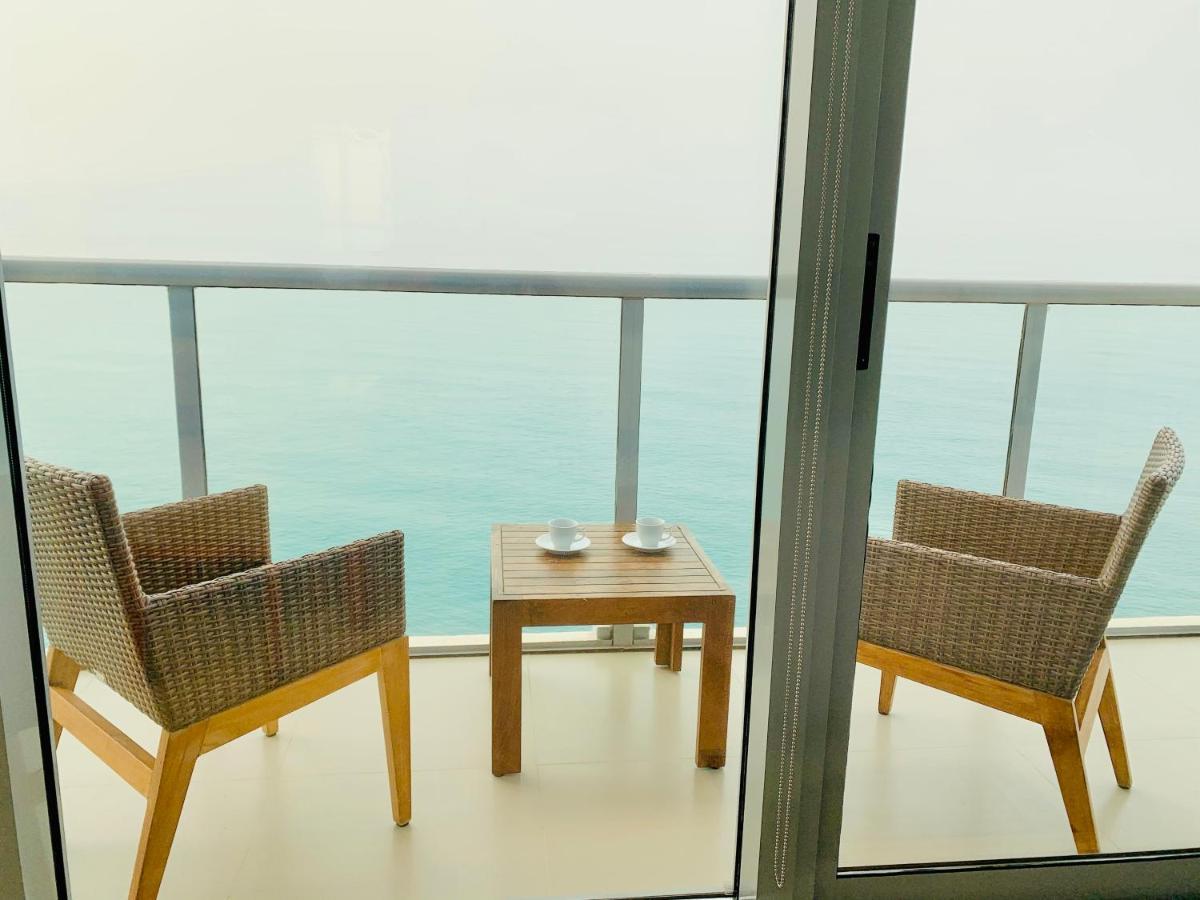 Luxurious 2 Bedroom Beachfront Apartment - Direct Seaview Rász el-Haima Kültér fotó